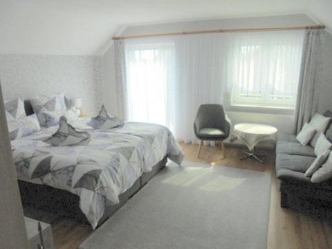 Eva Lange Apartment *